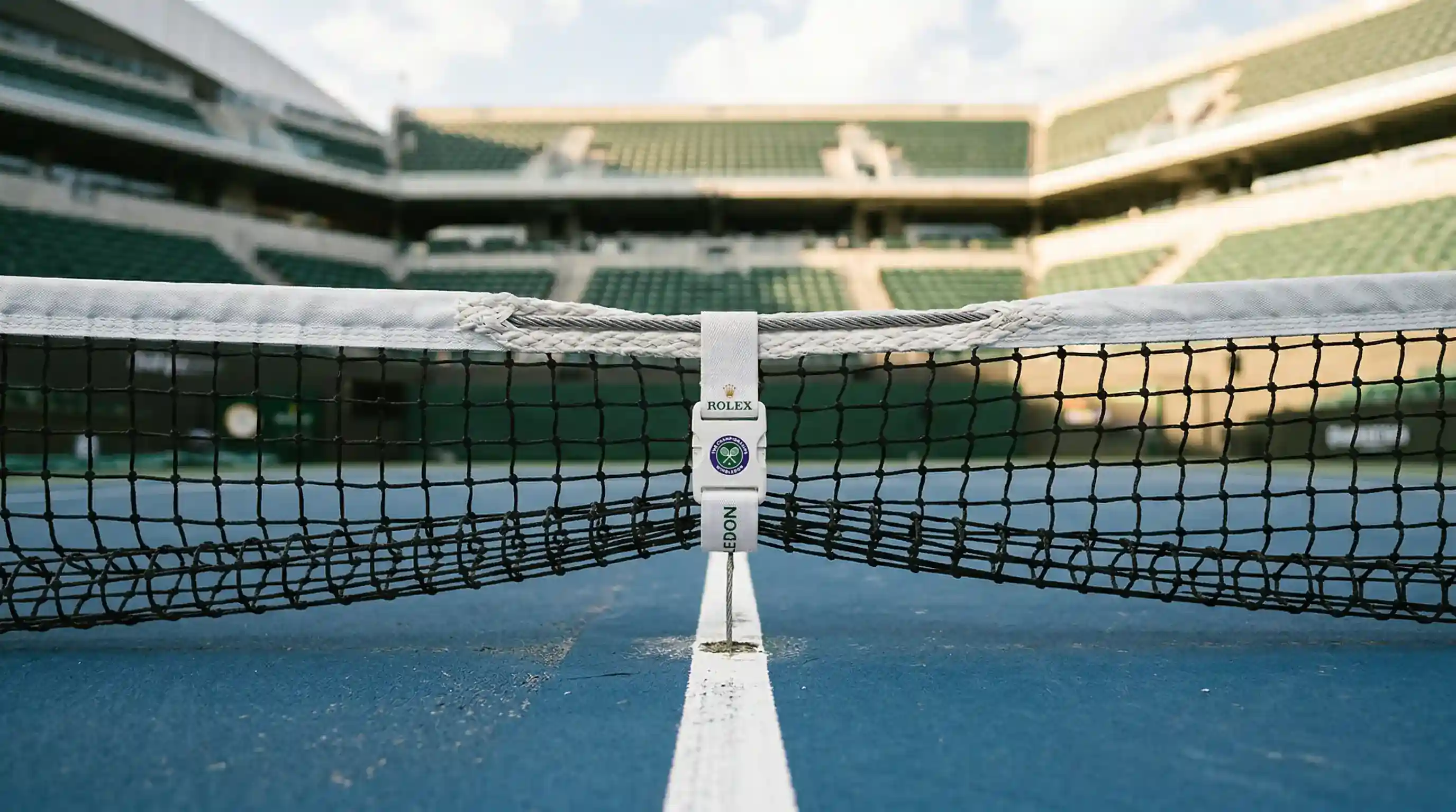 Pista de tenis de Grand Slam con red y líneas de la cancha en primer plano